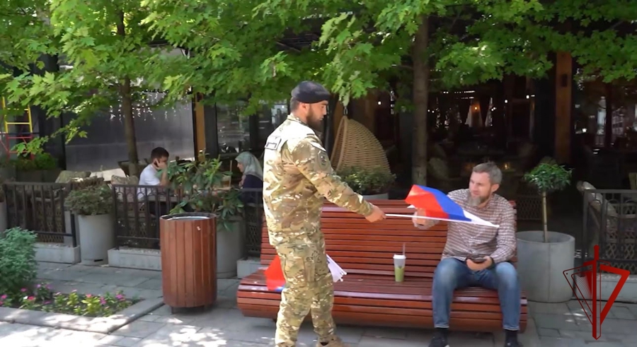 Росгвардейцы Чечни развернули патриотическую акцию в честь Дня Государственного флага России