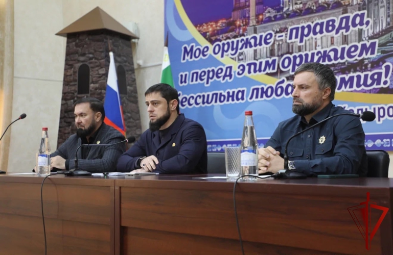 В Грозном офицер Росгвардии принял участие в заседании межведомственной комиссии