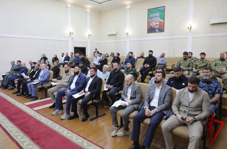 В Грозном офицер Росгвардии принял участие в заседании межведомственной комиссии