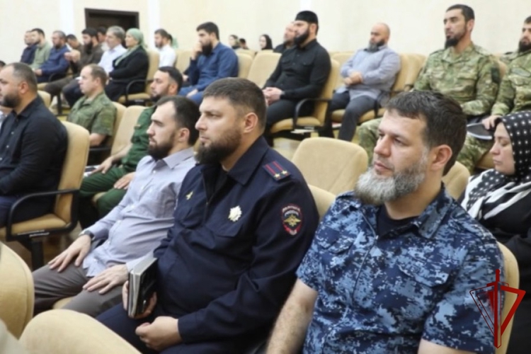 В Грозном офицер Росгвардии принял участие в заседании межведомственной комиссии