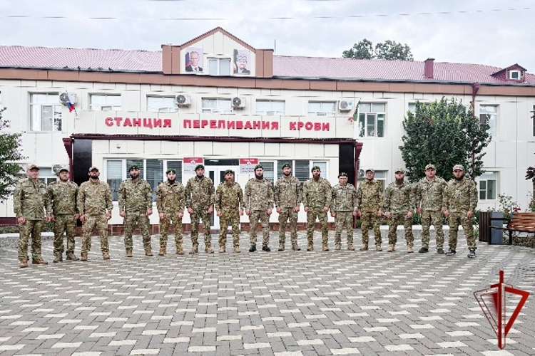Военнослужащие минометной батареи сдали кровь для онкобольной жительницы Грозного