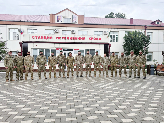 Военнослужащие минометной батареи сдали кровь для онкобольной жительницы Грозного