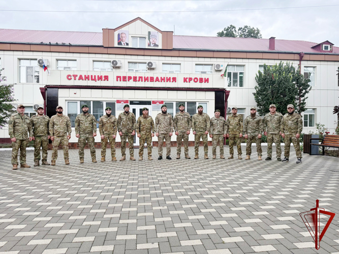 Военнослужащие минометной батареи сдали кровь для онкобольной жительницы Грозного