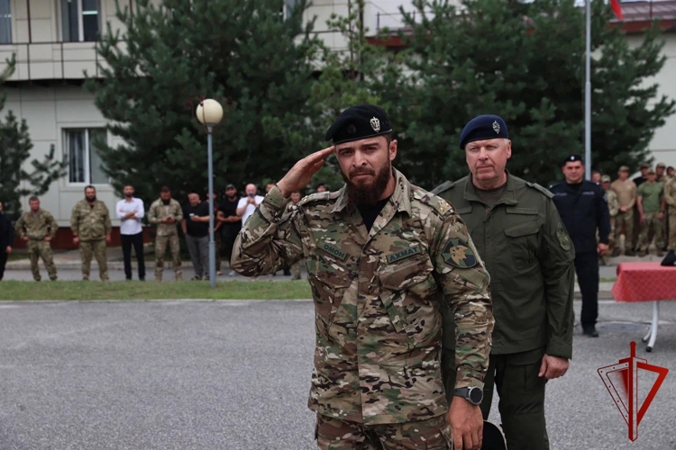 Сотрудники ОМОН из Чеченской Республики удостоены права ношения геральдического знака