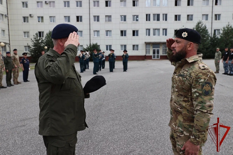 Сотрудники ОМОН из Чеченской Республики удостоены права ношения геральдического знака