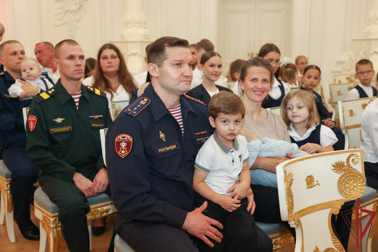 Заместитель директора Росгвардии генерал-полковник Юрий Аверин провел торжественный прием для многодетных семей росгвардейцев