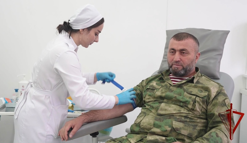 Росгвардейцы в Чечне помогли молодому человеку, борющемуся с лейкозом