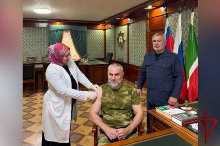  Герой России генерал-лейтенант Шарип Делимханов поддержал прививочную кампанию против гриппа
