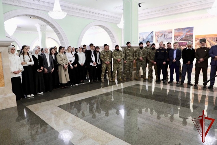Росгвардейцы приняли участие в открытии выставки ко Дню города Грозного